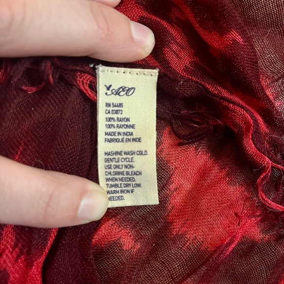 NWOT- two-tone red patterned scarf - Picture 3 of 3